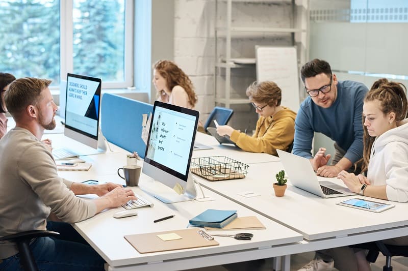 équipe travaillant dans des bureaux open space